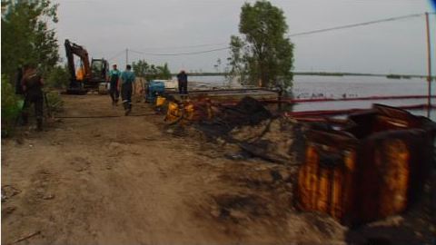 Прокурор округа Евгений Ботвинкин поручил провести проверку по факту разлива нефти в Нефтеюганске