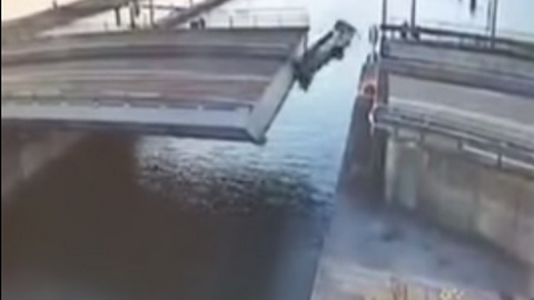 Полет ласточки. Водитель попытался повторить трюк на разводном мосту и упал в реку. ВИДЕО