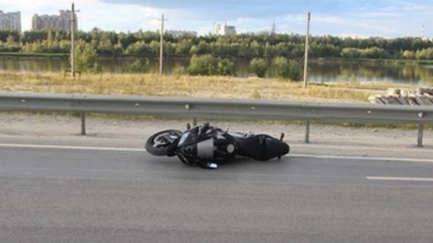 В Сургуте на Югорском тракте произошло ДТП с мотоциклистом