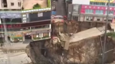 В Китае недостроенная станция метро ушла под землю. ВИДЕО