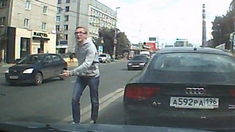 Не пропустила в свой ряд. В Екатеринбурге водитель иномарки избил беременную автоледи. ВИДЕО