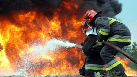 На нефтепроводе Сургут-Полоцк сегодня произошел крупный пожар. Огонь распространился на 200 кв. метров