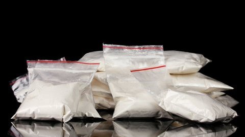 Квартиру с наркотиками и тайники с «закладками» обнаружили в Нефтеюганске. Предъявлено обвинение 20-летнему члену ОПГ