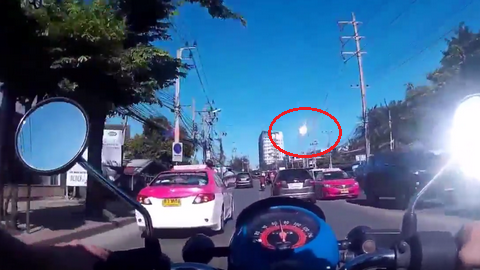 В небе над Таиландом пролетел метеорит. Людям советуют «не волноваться». ВИДЕО