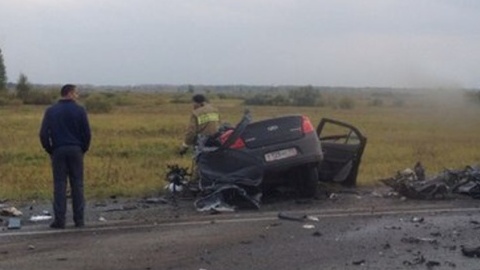 ДТП на трассе Тюмень-Ханты-Мансийск: легковушка влетела под тягач, от удара грузовик съехал в кювет. ВИДЕО