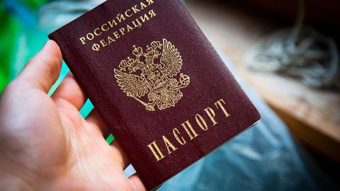 Сургутянин остался без российского гражданства за поездку на Украину 20-летней давности