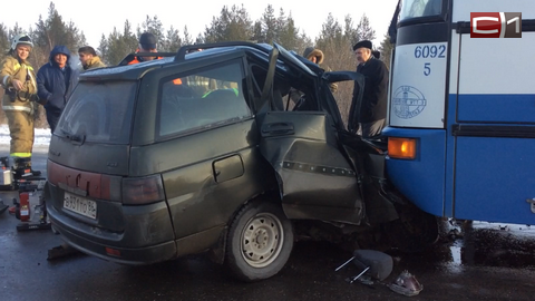 Автобус протащил автомобиль 50 метров. В Сургутском районе в ДТП погиб водитель. ВИДЕО