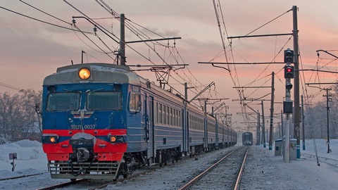 По вине проводников в Нефтеюганском районе мужчина на полном ходу выпал из поезда и погиб