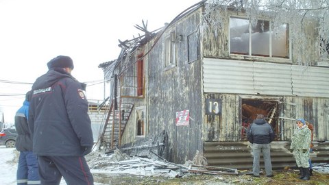 В Нефтеюганске горел расселенный дом. Два человека пострадали, одна женщина погибла