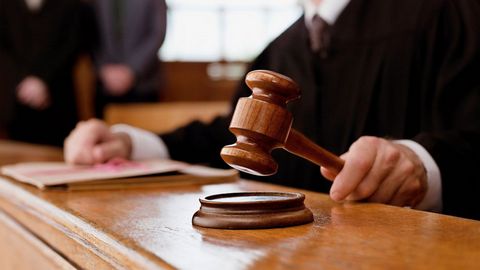 В Югре судья лишился должности за нарушение профэтики: оставил друзей без квартиры