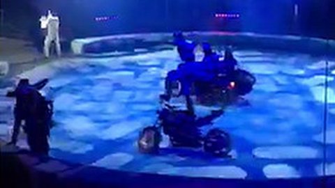 В Москве во время представления в цирке мотоциклист вместе с мотоциклом улетел в зрительные ряды. ВИДЕО