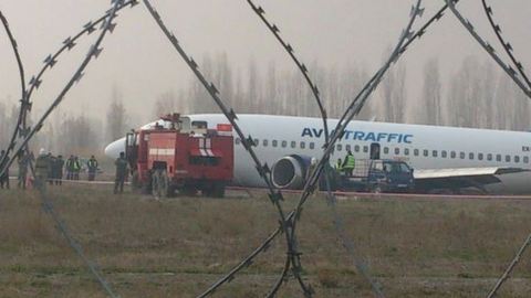 В южной Киргизии пассажирский самолет сел «мимо полосы» и увяз в грунте: есть пострадавшие