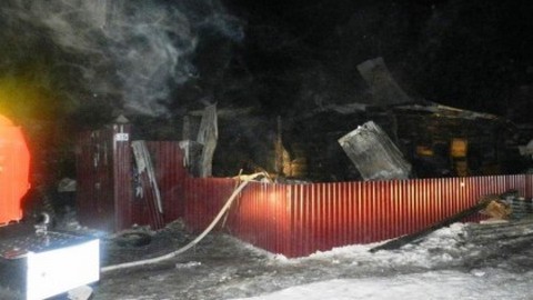 Сегодня ночью в Сургуте во время пожара погибли хозяин дома и семейная пара. ФОТО