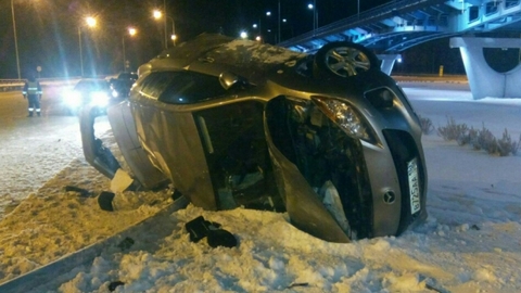 Сегодня утром в Ханты-Мансийске разбилась Mazda с тремя молодыми людьми. ФОТО