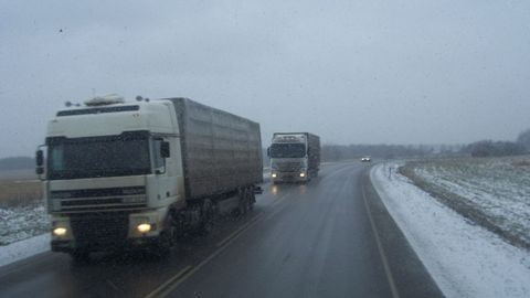 На трассе «Тюмень-Ханты-Мансийск» фура переехала пешехода-нарушителя - «стоял посередине дороги» 