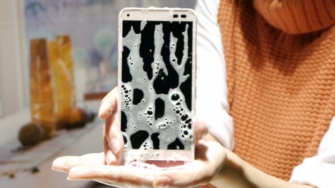 В Японии создан первый в мире смартфон, который можно мыть с мылом