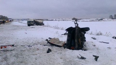На трассе «Тюмень-Екатеринбург» влетевшую под тягач «Ниву» разорвало на части: трое погибших. ФОТО