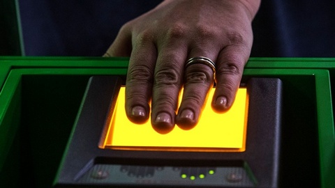 Так проще опознавать трупы: Следственный комитет хочет взять отпечатки пальцев у всех россиян