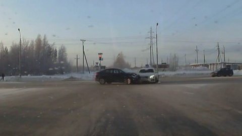 «Дрифт» на красный. Столкновение Hyundai и Mercedes в Сургуте попало на ВИДЕО