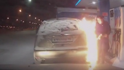 В Сургуте женщина подожгла на заправке свой автомобиль. ВИДЕО