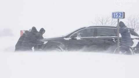 На трассе Тюмень-Ханты-Мансийск полицейские спасают замерзающих людей