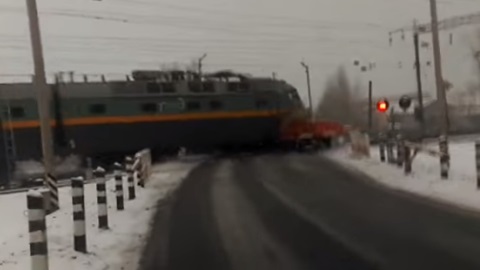 Разнес вдребезги. Пассажирский поезд протаранил трактор, застрявший на переезде. ВИДЕО