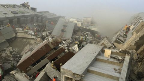 Землетрясение магнитудой 6,5 на Тайване: погибли семь человек, высотки зависли над улицами. ВИДЕО