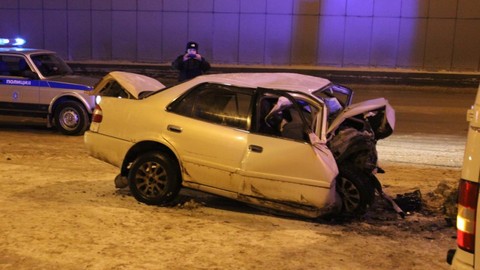 Ночью в Ханты-Мансийске Toyota Corolla влетела в опору моста. Водитель погиб