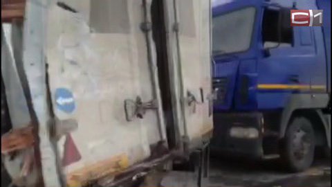На трассе Тюмень-Ханты-Мансийск «Газель» протаранила припаркованную фуру. Один человек погиб