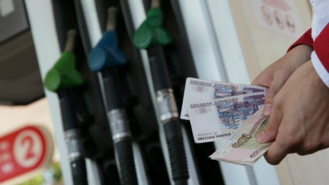 Плюс два рубля. Владимир Путин одобрил закон о повышении акцизов на бензин с 1 апреля
