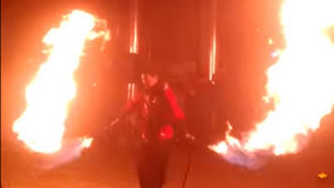 В Тюмени артист файер-шоу загорелся во время выступления - палыхая пламенем он укатился за сцену. ВИДЕО