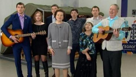Необычный подарок. Наталья Комарова спела под гитару в честь Дня геолога. ВИДЕО