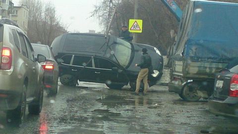 Ошибка на миллион. В Екатеринбурге эвакуаторщики уронили Porsche Cayenne. ВИДЕО