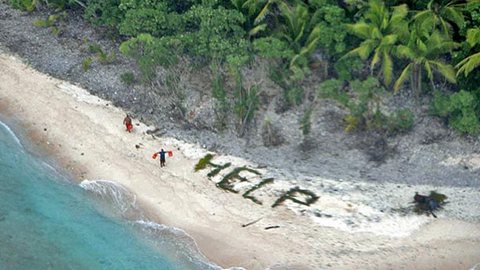 Современные Робинзоны. Моряки спаслись с необитаемого острова благодаря надписи на песке «HELP». ВИДЕО