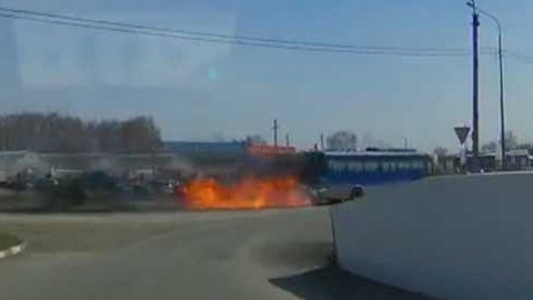 Промчался по дороге с огненным хвостом: под Челябинском на ходу загорелся пассажирский автобус. ВИДЕО