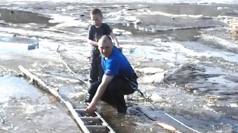 В Нефтеюганске пожарный снял ребенка с дрейфующей льдины. Мальчик получил переохлаждение. ФОТО