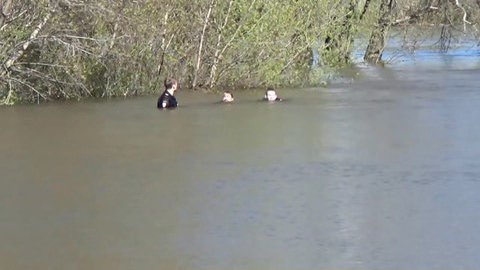 Пьяный «камикадзе» с велосипедом решил перейти по реке во время паводка и чуть не утонул. ВИДЕО