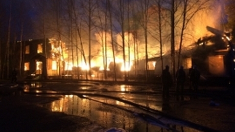 В Сургуте сгорело старое здание тубдиспансера на Республики. Его тушили почти всю ночь