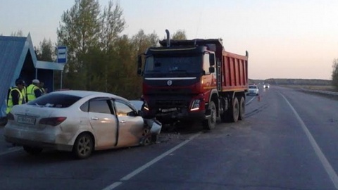 Под Тюменью в ДТП погиб житель Нефтеюганска: Nissan врезался в самосвал. ФОТО