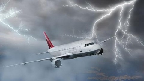 За сутки два российских самолета, летевшие из Цюриха и Тюмени, пострадали от удара молний
