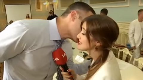 Иногда лучше так, чем говорить. Отвечая на вопрос о своей жене, Виталий Кличко поцеловал журналистку