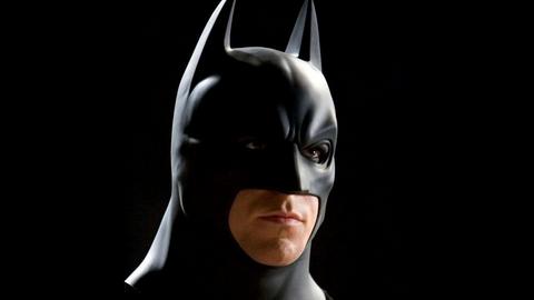 "Устал бороться со злом". Мужчина в костюме Бэтмена выпал из окна 10 этажа в Саранске
