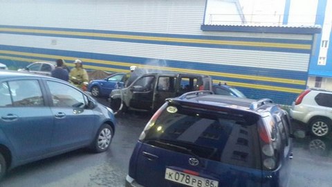 Fiat сгорел полностью, у Kia - серьезные повреждения. Подробности возгорания трех авто в Сургуте