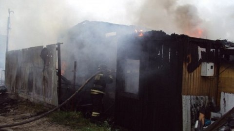Причиной пожара в Нижневартовске, где погиб мужчина, могло стать курение. СКР проводит проверку 