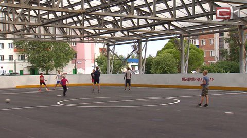Зимой хоккей, летом футбол. Новое покрытие корта в районе ЖД в Сургуте позволит использовать объект круглый год
