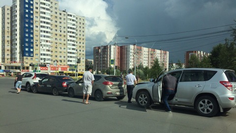 Паровозиком! На перекрестке возле "Союза" в Сургуте столкнулись 4 автомобиля