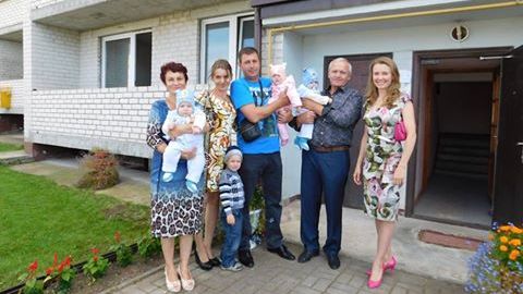 Доброта спасет мир. Жена главы Калининградской области подарила свою квартиру многодетной семье