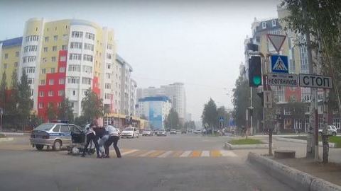 Сопротивлялся до последнего. В Югре полицейские с трудом задержали мотоциклиста, помогли другие водители. ВИДЕО