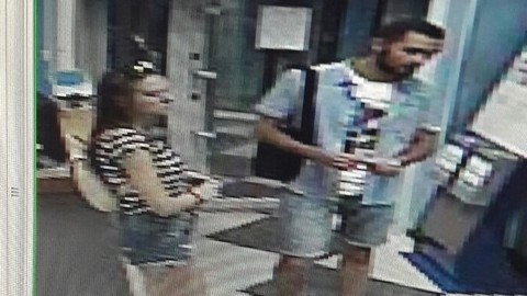 В Сургуте похитили деньги из банка. Полиция разыскивает мужчину и девушку. ФОТО
