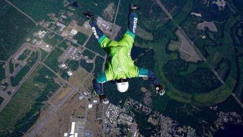 Прыжок без парашюта с высоты 7,6 км собирается совершить 42-летний американец